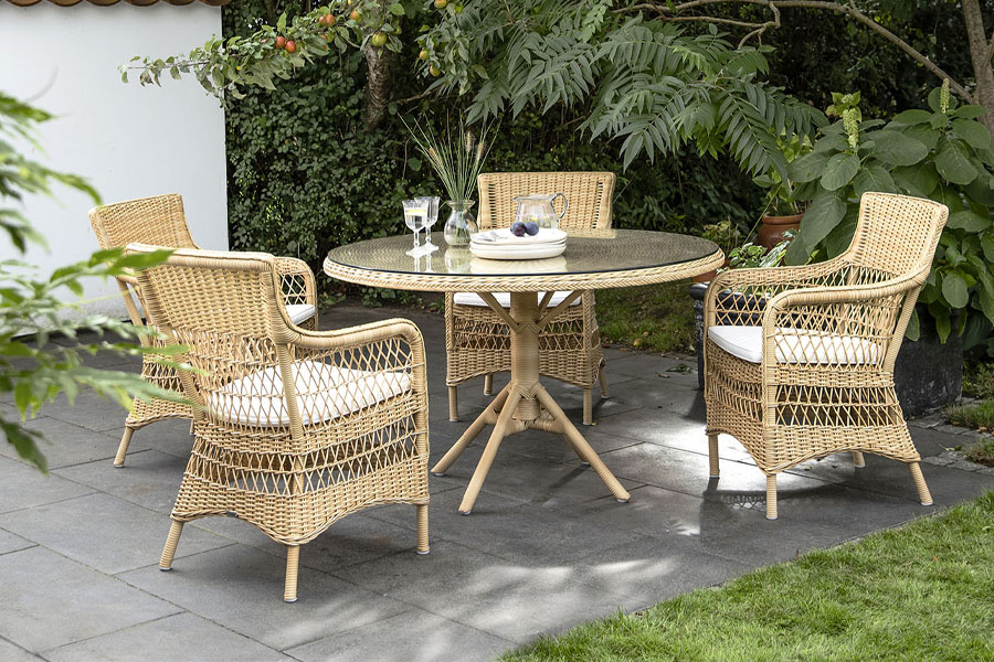 How to Choose the Perfect Outdoor Chairs for Table